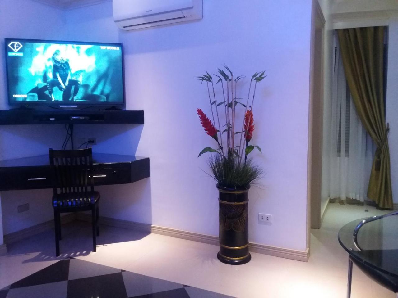 Fields Walking Street Hotel Angeles Exterior foto