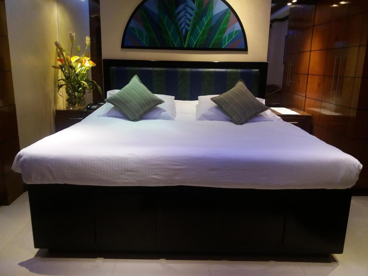 Fields Walking Street Hotel Angeles Exterior foto