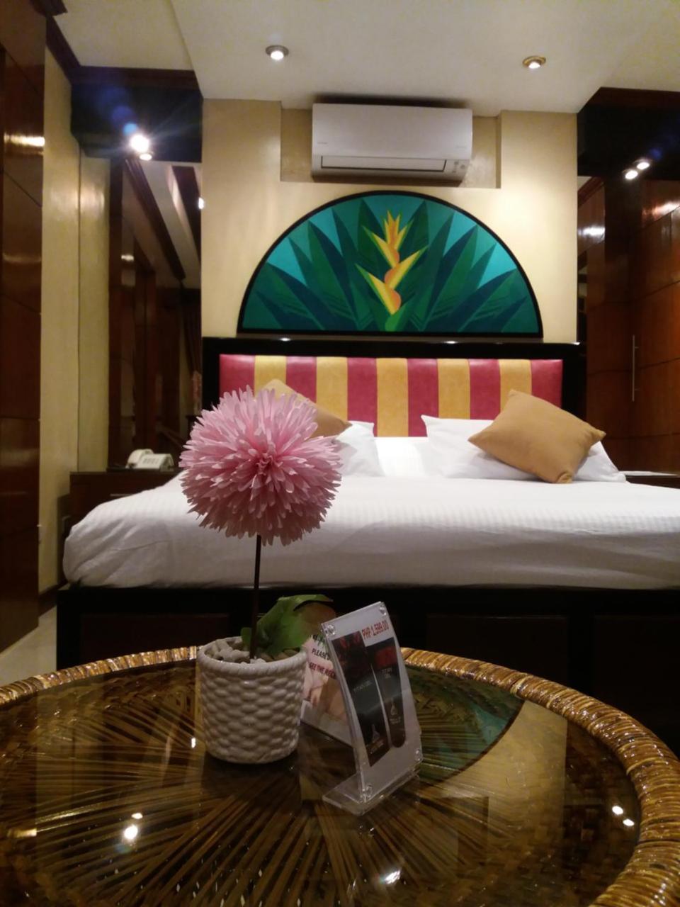 Fields Walking Street Hotel Angeles Exterior foto