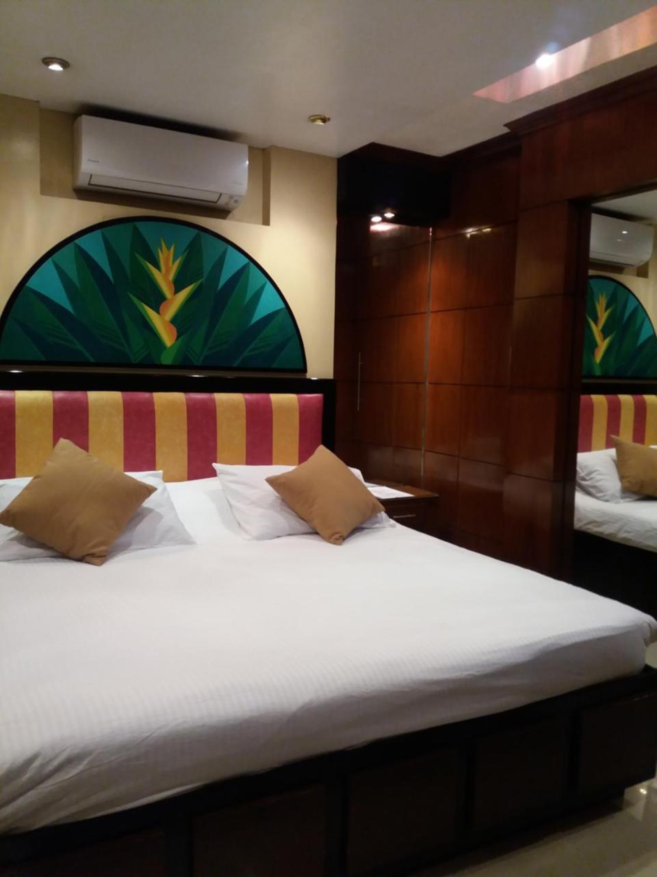 Fields Walking Street Hotel Angeles Exterior foto
